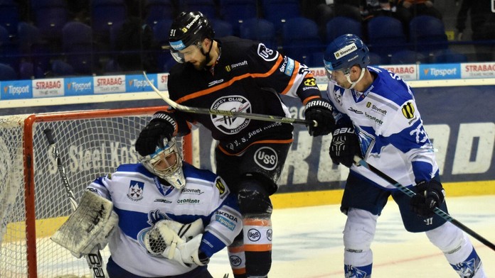 Zľava brankár HK Poprad Matúš Kostúr, hráč HC Košice Richard Lelkeš a hráč HK Poprad Radoslav Suchý.