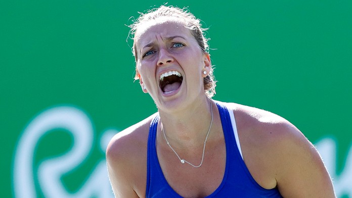 Česká tenistka sa teší po výhre bronzovej medaily na OH v Riu.