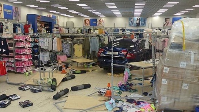 Pohľad na zničenú predajňu.