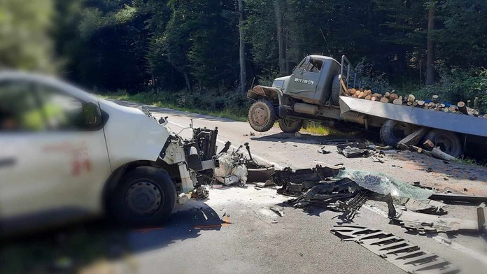 Hrozivo vyzerajúca zrážka dodávky s nákladným autom v okrese Banská Štiavnica. 