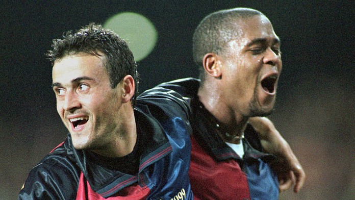 Barcelonský hráč Luis Enrique /vľavo/ gratuluje ku streleniu gólu svojmu kolegovi z útoku katalánského veľkoklubu, holandskému r