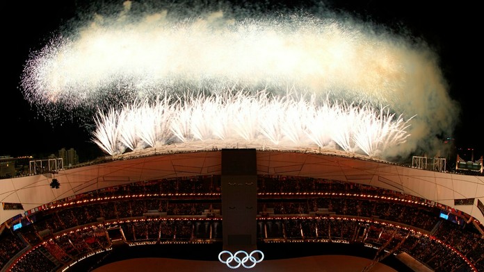 Ohňostroj počas otváracieho ceremoniálu ZOH 2022.