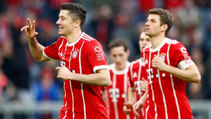 Robert Lewandowski sa raduje po hetriku do siete Hamburgu.