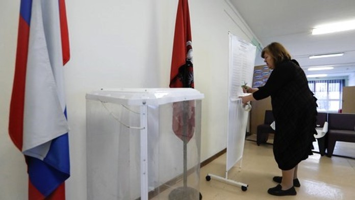 Prezidentské voľby v Rusku sa začali. Traja kandidáti otvorene podporujú Putina, opozícia nikoho nepostavila