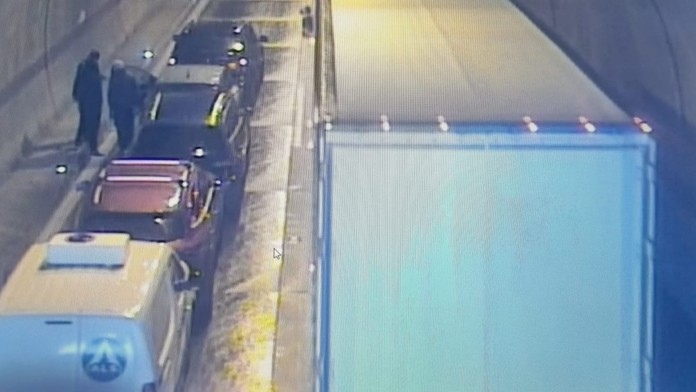 Hromadná nehoda v tuneli Sitina: Zrazilo sa šesť áut