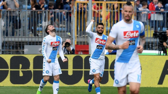 Dries Mertens (vľavo) z Neapola po strelení gólu proti Empoli.
