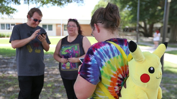 Ľudia hrajú mobilnú hru Pokémon Go. 