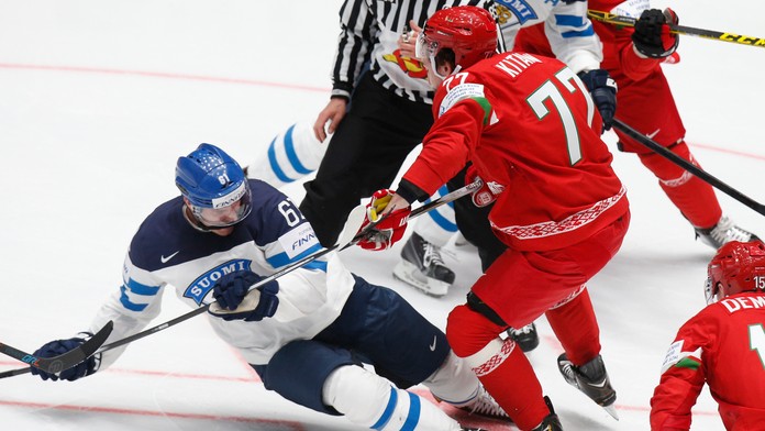 Fín Aleksander Barkov v súboji proti Bielorusovi Alexandrovi Kitarovi počas vzájomného duelu B-skupiny MS v Rusku.