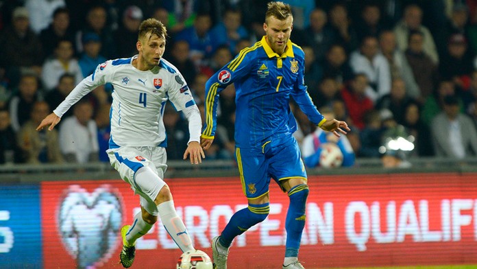  Norbert Gyömbér (Slovensko) a Andrij Jarmolenko  (Ukrajina) v kvalifikácii na EURO 2016.