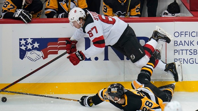 Slovenský hráč New Jersey Devils Marián Studenič (67) v kolízii s Marcusom Petterssonom (28) z Pittsburghu Penguins.