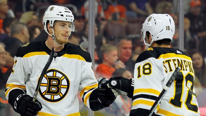 Peter Cehlárik sa raduje zo svojho gólu so spoluhráčom Leeom Stemniakom počas prípravného zápasu proti Philadelphii Fyers.