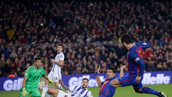 Na snímke vpravo hráč Barcelony Arda Turan strieľa gól.