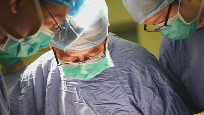 Hráč Tottenhamu Harry Kane (vpravo) strieľa gól brankárovi Martinovi Dúbravkovi z Newcastlu United.