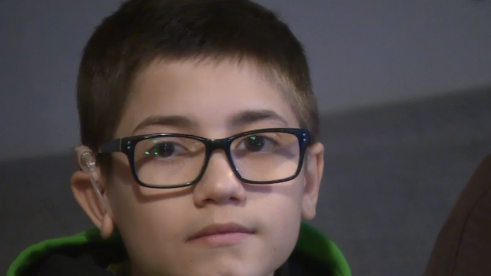 Matúšovi implantát zmenil život.