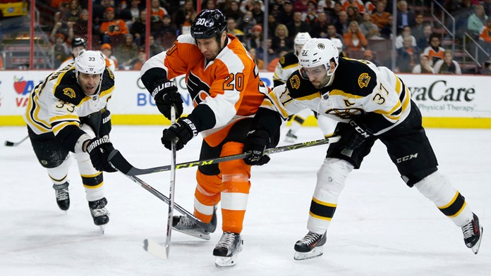 V strede hráč R. J. Umberger (Philadelphia Flyers), po stranách Zdeno Chára a Patrice Bergeron (obaja Boston Bruins).