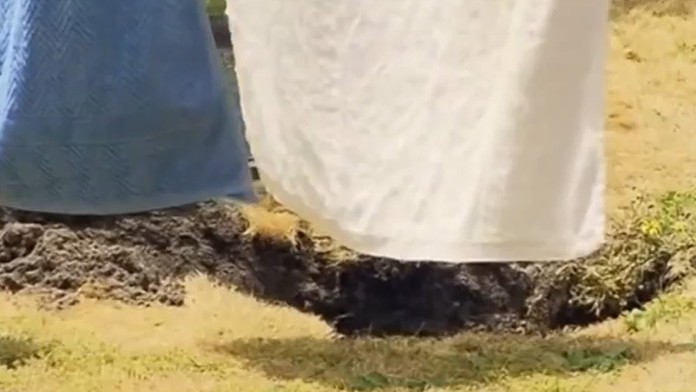 Ženu pohltila diera, prepadla sa pod ňou zem.