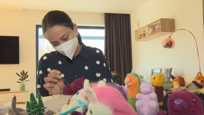 Niektoré vyzerajú ako živé. Mladá Ukrajinka, ktorá utiekla pred vojnou, vyrába hračky z ovčej plste