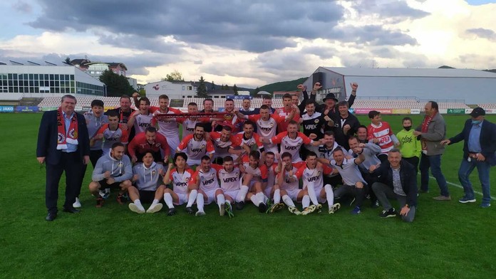 Spoločná fotografia po postupovej radosti, vľavo prezident klubu Milan Mikušiak.