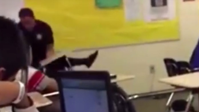 Policajt dievča chytil pod krk a hodil o zem. Potom ju ťahal cez celú triedu