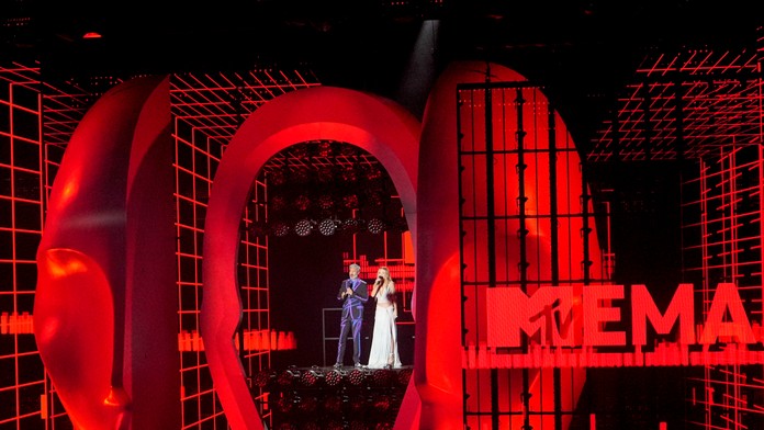 Na snímke z 13. novembra 2022 Taika Waititi a Rita Ora počas udeľovania hudobných cien MTV Europe Awards v Düsseldorfe.