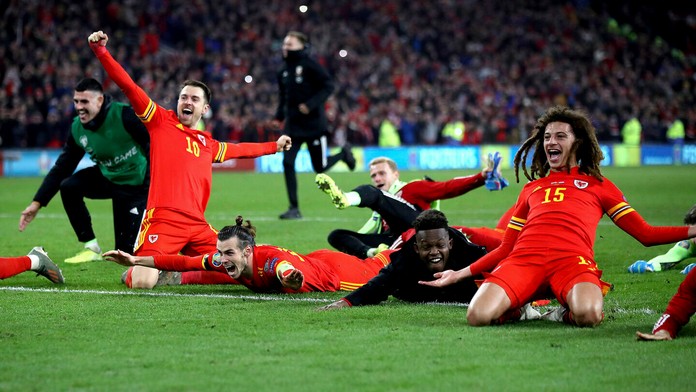 Zľava Rusi Zelimchan Bakajev a Aleksandr Golovin oslavujú triumf v kvalifikácii ME 2020 v San Maríne.