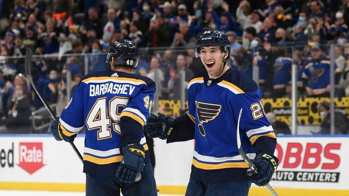 Hokejisti St. Louis Blues sa tešia po strelení gólu.