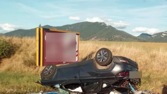 Na snímke havarované auto po čelnej zrážke s kamiónom v okrese Turčianske Teplice.