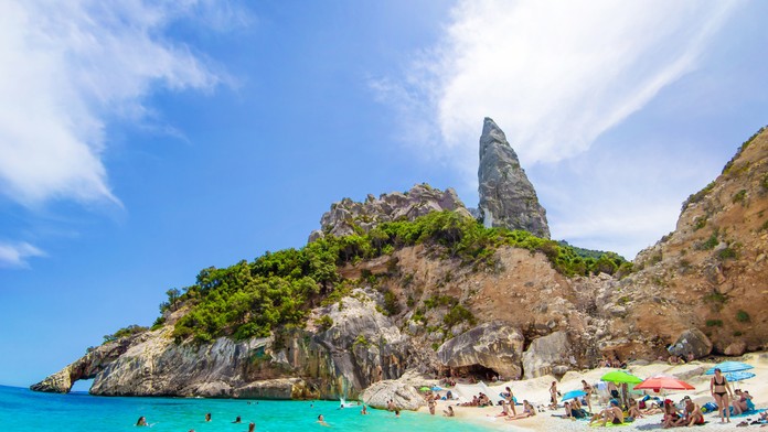 Turista dostal za zbieranie kamienkov na pláži tisíceurovú pokutu