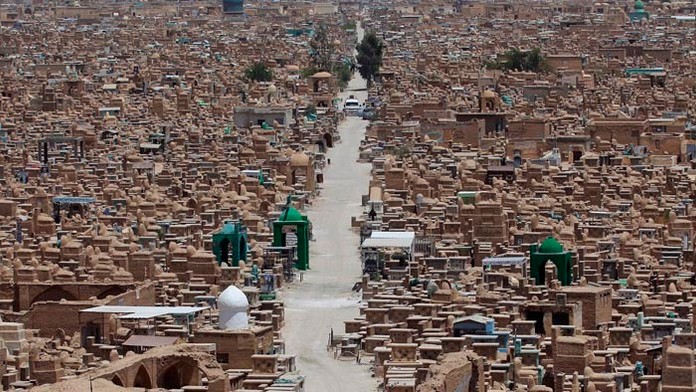 Pohľad na cintorín v irackom Nadžáfe.