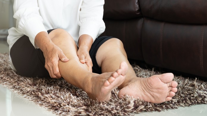 Odborníci upozorňujú na menej známy príznak srdcového zlyhávania. Pozrite sa na svoje nohy