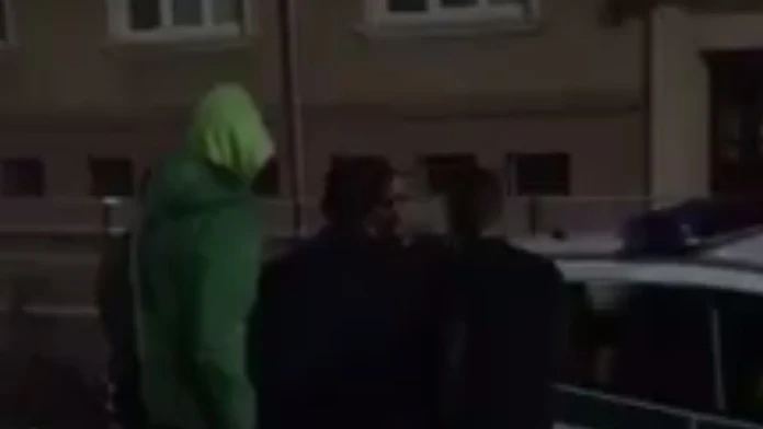 Záber na debatu mladíkov a policajtov vo Vranove nad Topľou.