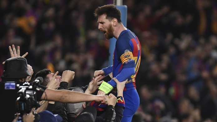 Lionel Messi v sa raduje s fanúšikmi. (archív)