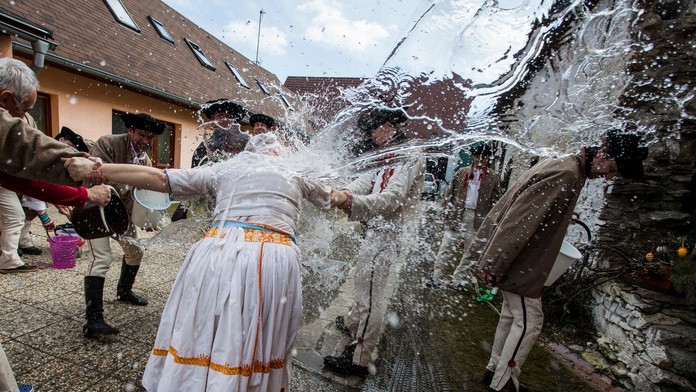 Členovia folklórneho súboru Váh počas veľkonočnej oblievačky v Liptovskom Mikuláši.