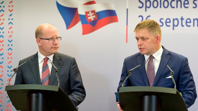 Predseda vlády SR Robert Fico a vľavo predseda vlády Českej republiky Bohuslav Sobotka