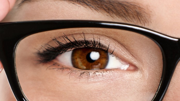 Hnedá farba očí s okuliarmi - ilustračná snímka.