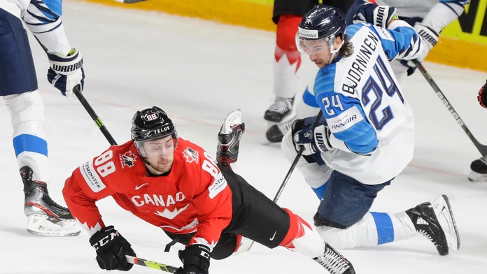 Zľava Kanaďan Andrew Mangiapane a Fín Hannes Bjorninen v dueli na MS 2021.