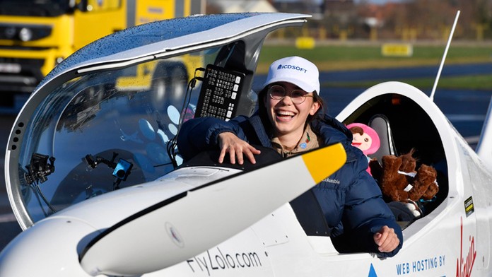 Belgicko-britská pilotka Zara Rutherfordovása (19) teší v kokpite po vytvorení nového svetového rekordu.