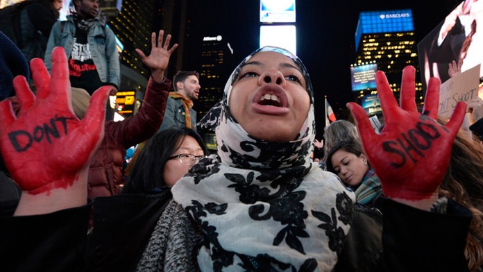Demonštrantka so zdvihnutými rukami počas protestného pochodu na Manhattane v New Yorku.
