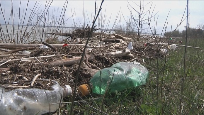 Brehy Šíravy lemujú plastové fľaše a ďalší odpad. 