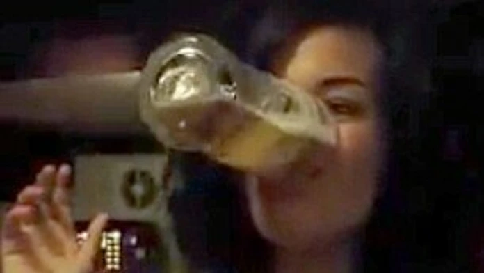 1411652613330_wps_18_Woman_drinks_pint_in_5_se.jpg