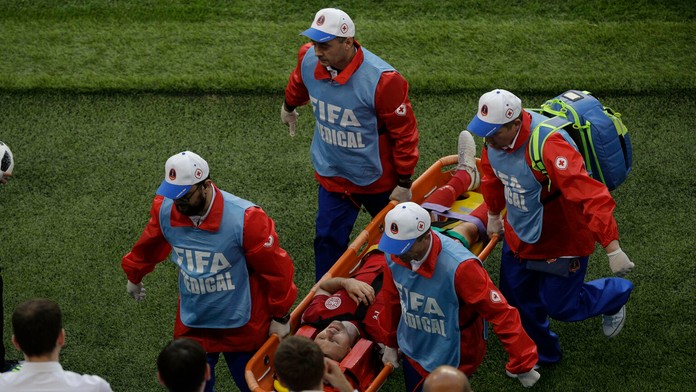 Kvista odniesli zo zápasu na nosidlách.