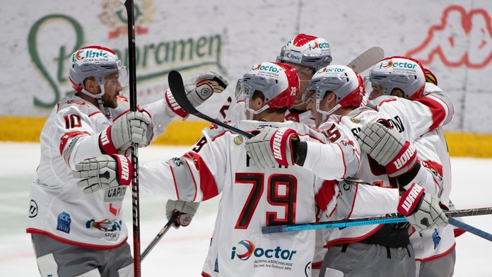 Hráči Bratislavy Capitals po strelení gólu.