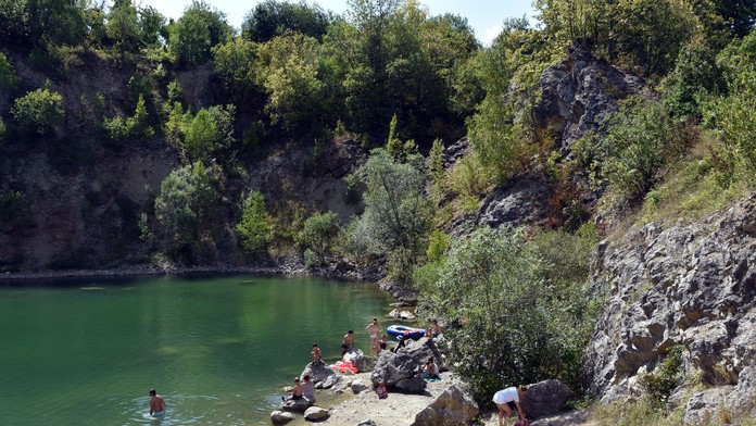 Kameňolom pri obci Beňatina.