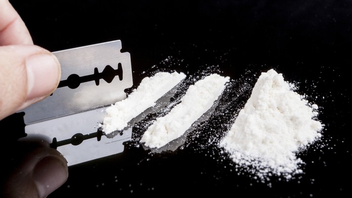 Príprava kokaínu na šňupanie.