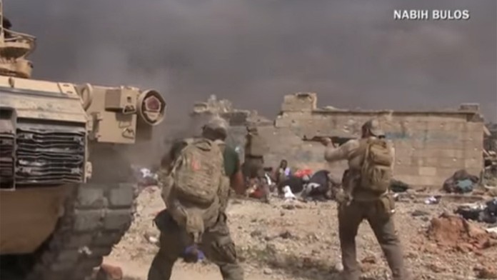 Medzi mŕtvolami uvidel živé dievčatko. Zachránil ho, aj keď okolo neho svišťali guľky