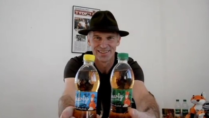 Dominik Hašek propaguje svoj nápoj.