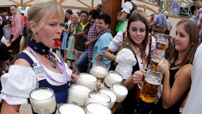 Čašníčka s píšťalkou nesie poháre piva počas otvorenia 181. ročníka festivalu Oktoberfest v Mníchove.