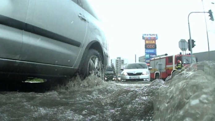 Zaplavené boli parkoviská, ulice ale aj časť hlavnej križovatky, ktorá spája východ so západom a sever s juhom.