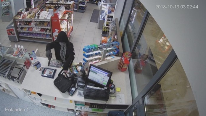 Mladíci prepadli benzínku.