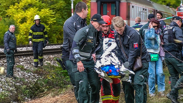 Silné zábery čelnej zrážky rýchlikov.